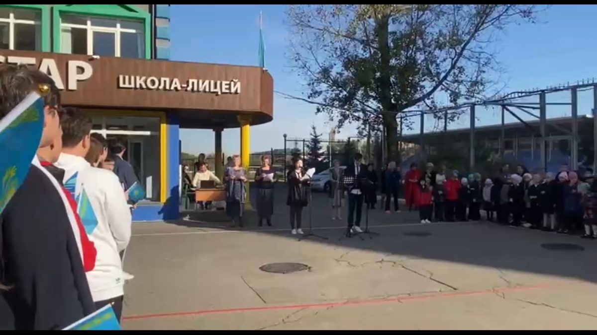 В МШЛ «Достар» прошла Торжественная линейка, посвященная Дню Республики!